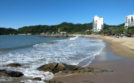por-que-vale-a-pena-conhecer-a-praia-de-cabecudas-de-balneario-camboriu.jpg