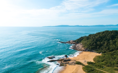 por-que-vale-a-pena-conhecer-a-praia-do-estaleirinho-de-balneario-camboriu.jpg